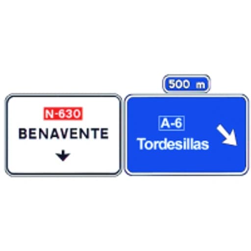 Presenalizacion con senales sobre la calzada en carretera convencional hacia autopista o autovia y direccion propia