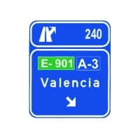 Esta señal, sobre una autopista o una autovía, indica salida inmediata hacia…
