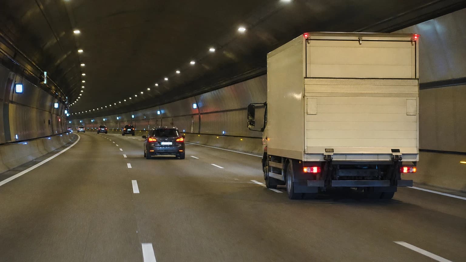 En el interior de un túnel con varios carriles de circulación en su sentido, circula con su camión detrás de otro vehículo al que pretende adelantar, ¿qué separación deberá dejar entre ambos hasta iniciar el desplazamiento?