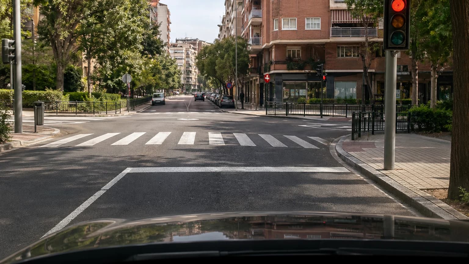 Para continuar recto, ¿dónde se debe detener?