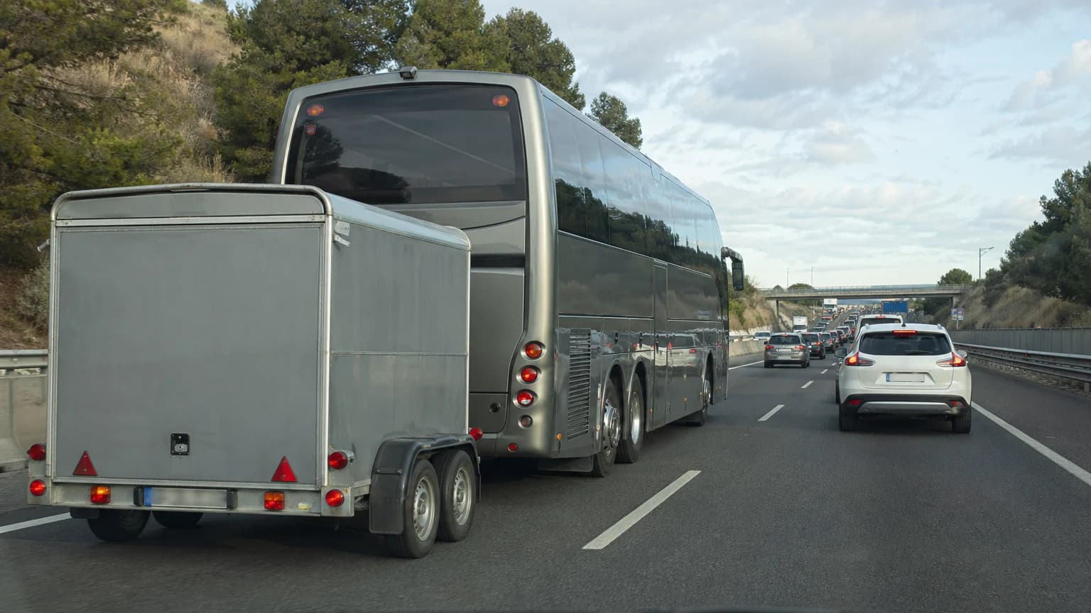 In congestion, with a D1+E or D+E combination, keeping space from the vehicle ahead helps to: