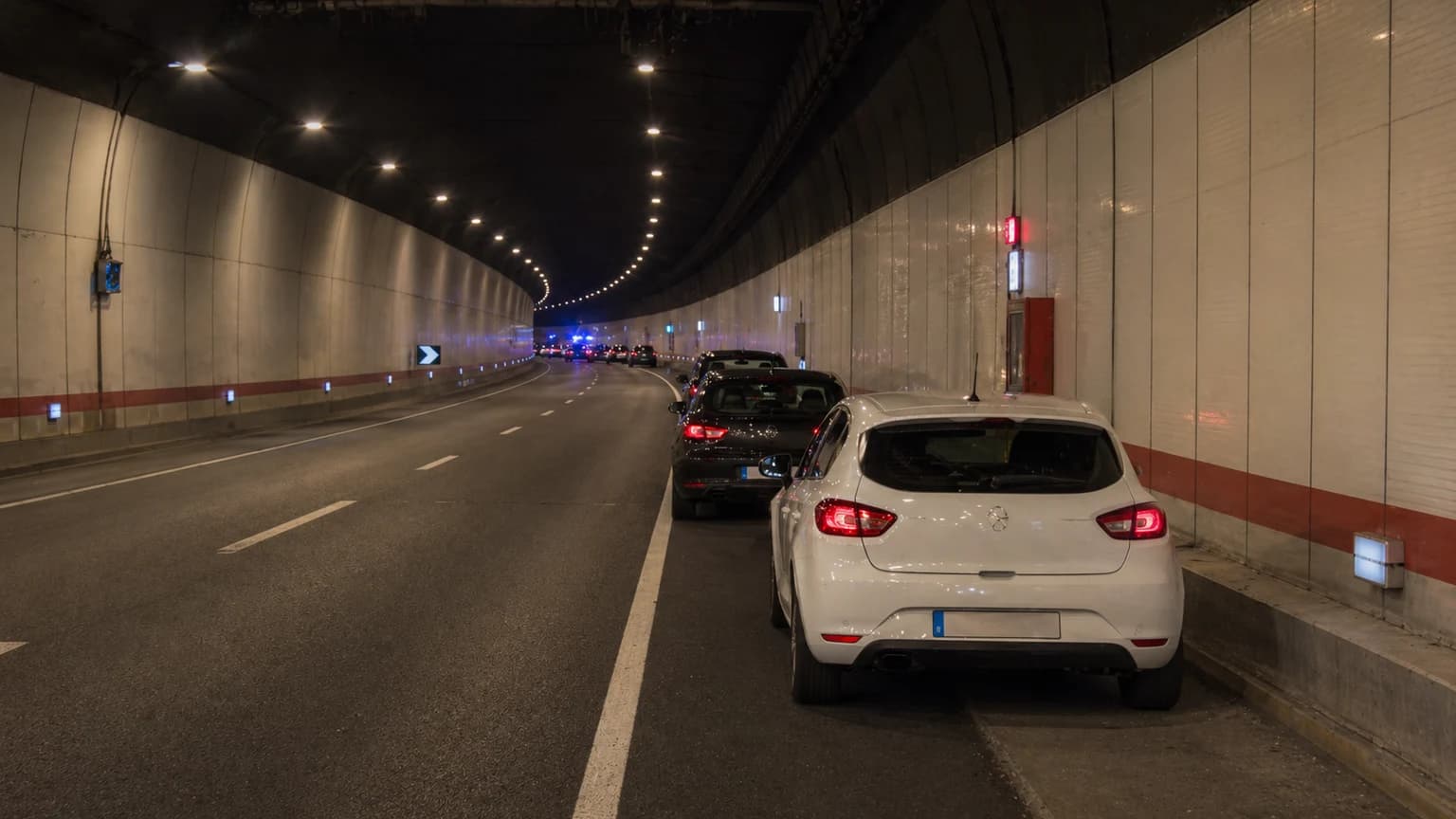 ¿Por qué motivo debemos ceñir un vehículo a la derecha en caso de incendio dentro de un túnel?