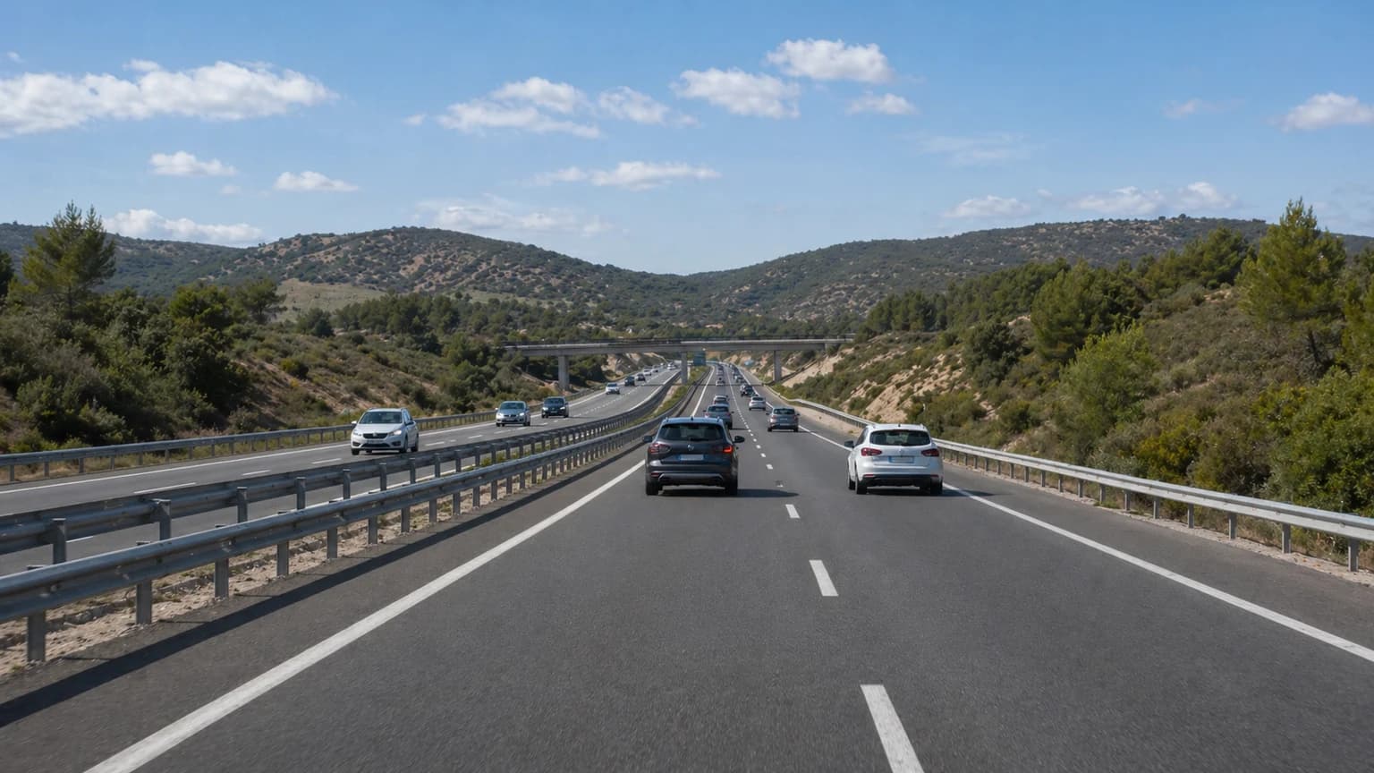 ¿Cuál es la velocidad mínima a la que se puede circular en una autopista o autovía?