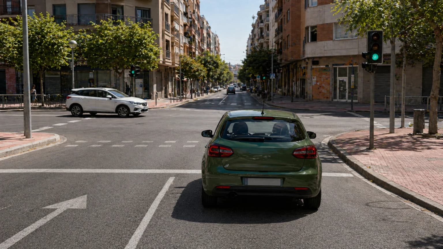 El conductor del vehículo verde va a seguir de frente, ¿debe ceder el paso al vehículo blanco de la izquierda?