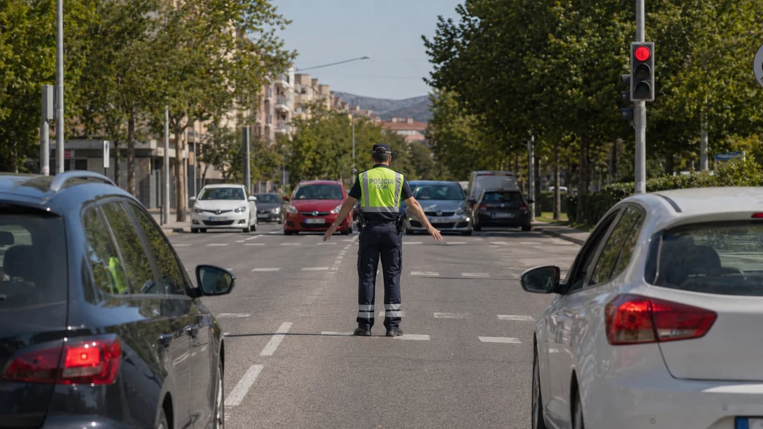 El agente tenía los brazos en cruz y ha bajado los brazos. ¿Qué debe hacer?