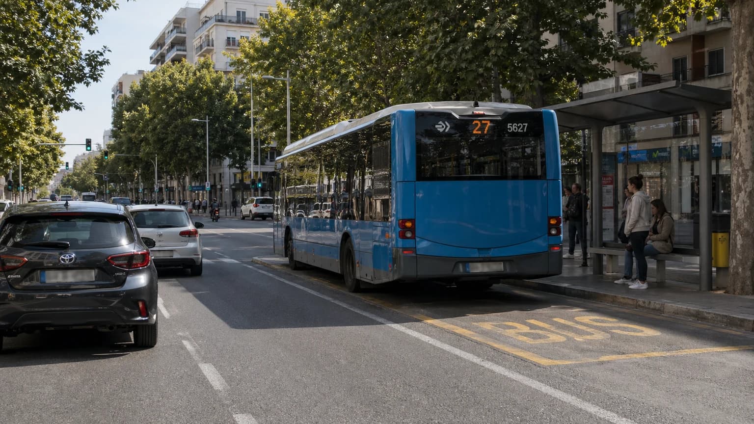 Si el conductor de un camión observa que un vehículo ha indicado su propósito de cambiar de dirección a la izquierda, ¿puede adelantarlo por la derecha?