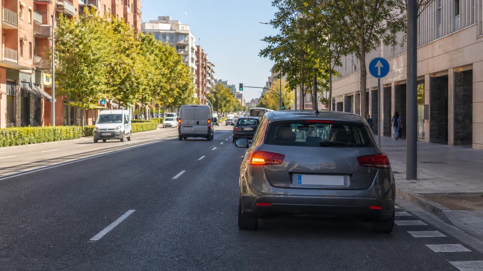 Advertir a otros usuarios de que se va a realizar una maniobra, ¿es obligatorio?
