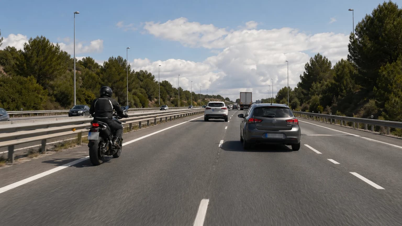 En un tramo de vía estrecho en el cual no es posible el cruce de un ciclomotor con otro vehículo que llega al mismo tiempo, por el sentido contrario, ¿Le está permitido pasar si ve de cara esta señal?