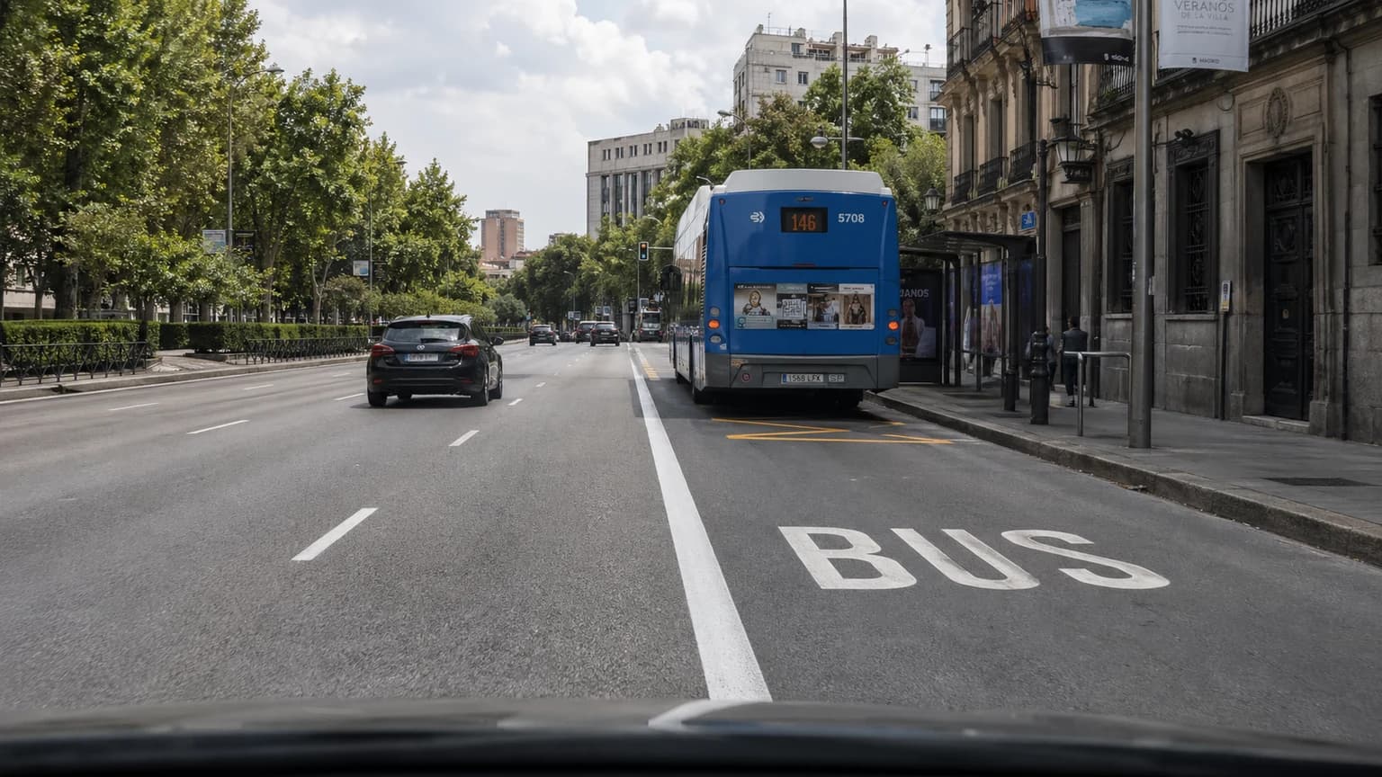 La señal de tráfico en el lado izquierdo de la imagen nos indica que tendrán prohibido el adelantamiento...