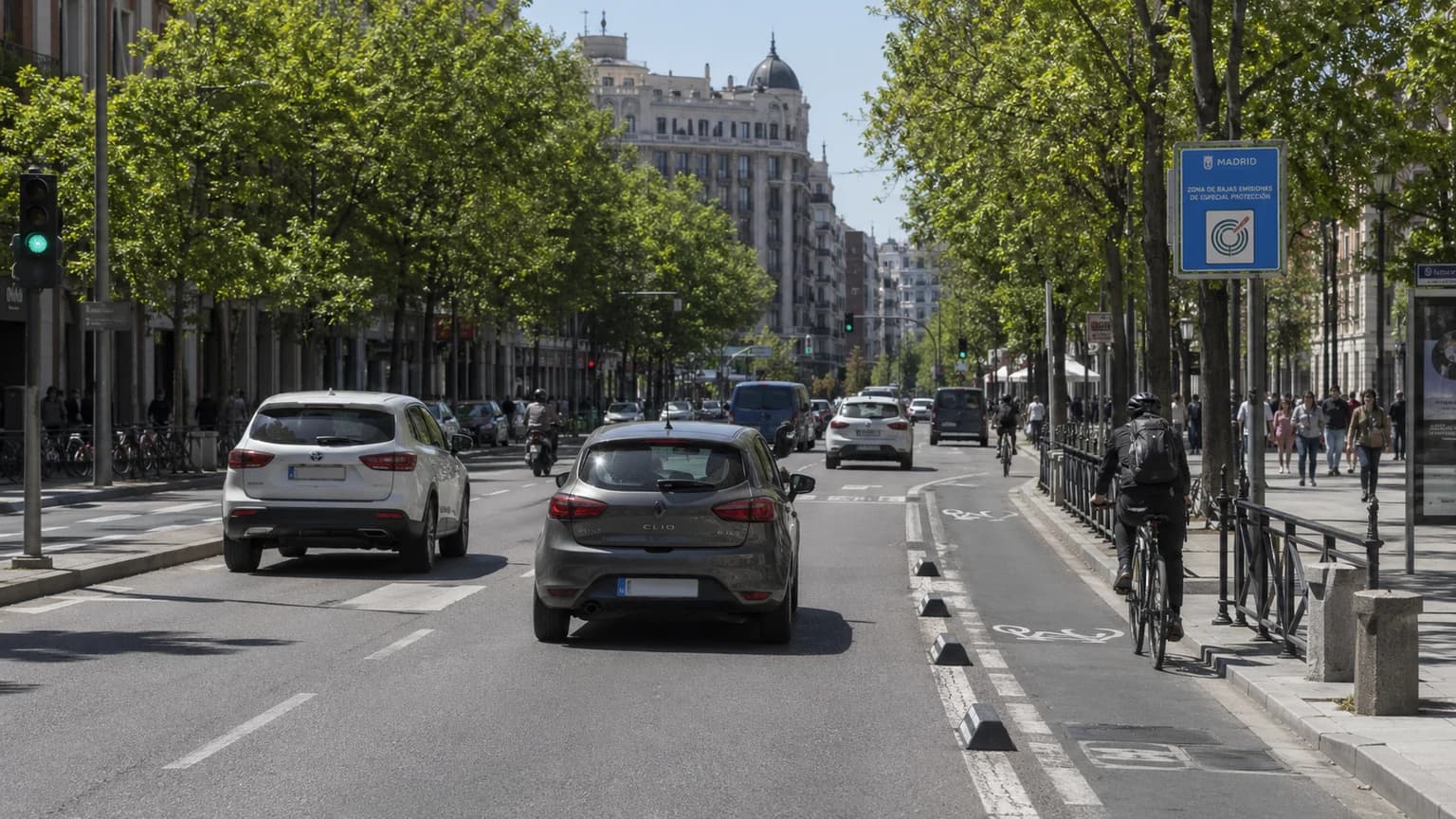 ¿Puede circular con su camión por una vía que tiene en la entrada esta señal?
