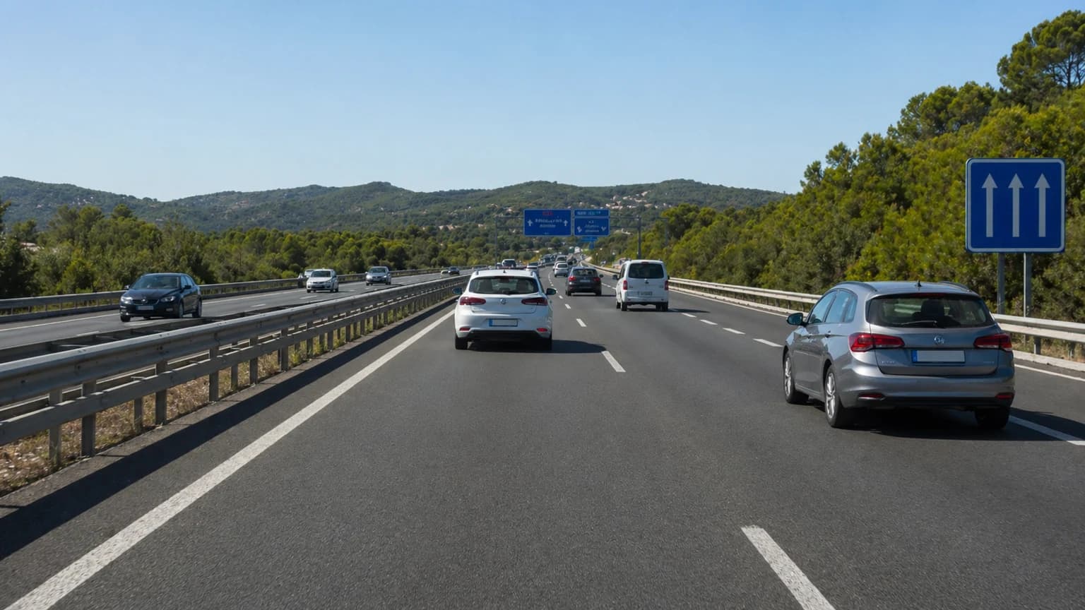 ¿Está permitido adelantar por la derecha en una autopista?