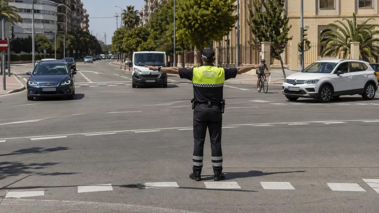 Este agente de la autoridad tiene extendidos horizontalmente ambos brazos, ¿a qué usuarios de la vía obliga a detenerse?