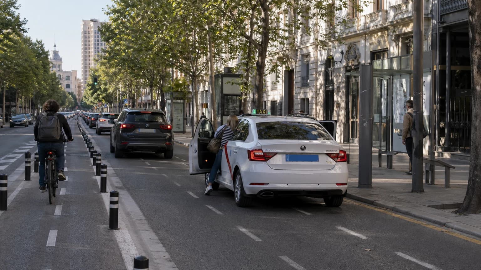¿Puede estacionar su motocicleta sobre el cebreado que se observa en la fotografía?