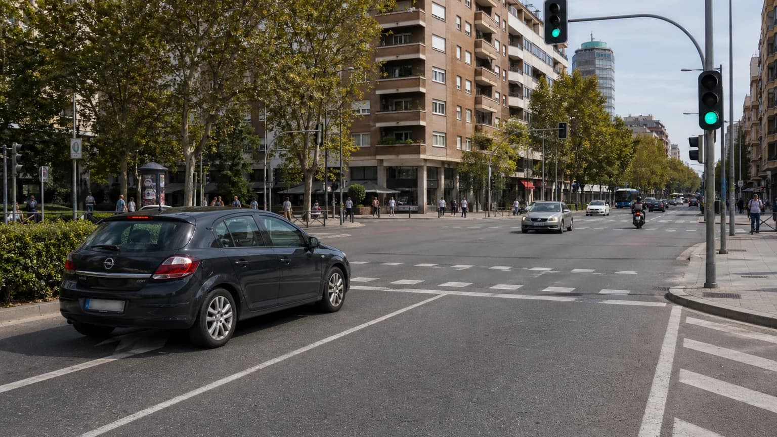 Si el conductor de un camión observa que un vehículo ha indicado su propósito de cambiar de dirección a la izquierda, ¿puede adelantarlo por la derecha?