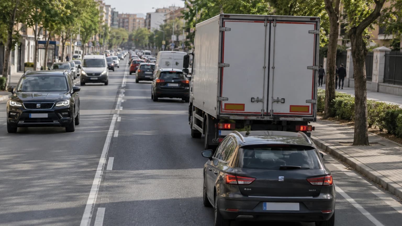 A large vehicle makes it difficult for a following car to overtake easily and safely because traffic is heavy. How must it facilitate overtaking when this can be done without risk?