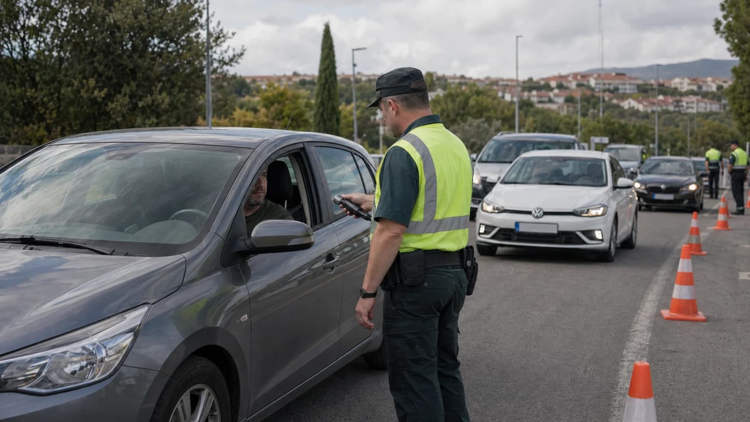 ¿Debe un conductor realizar una prueba de alcoholemia si es requerido por los agentes?