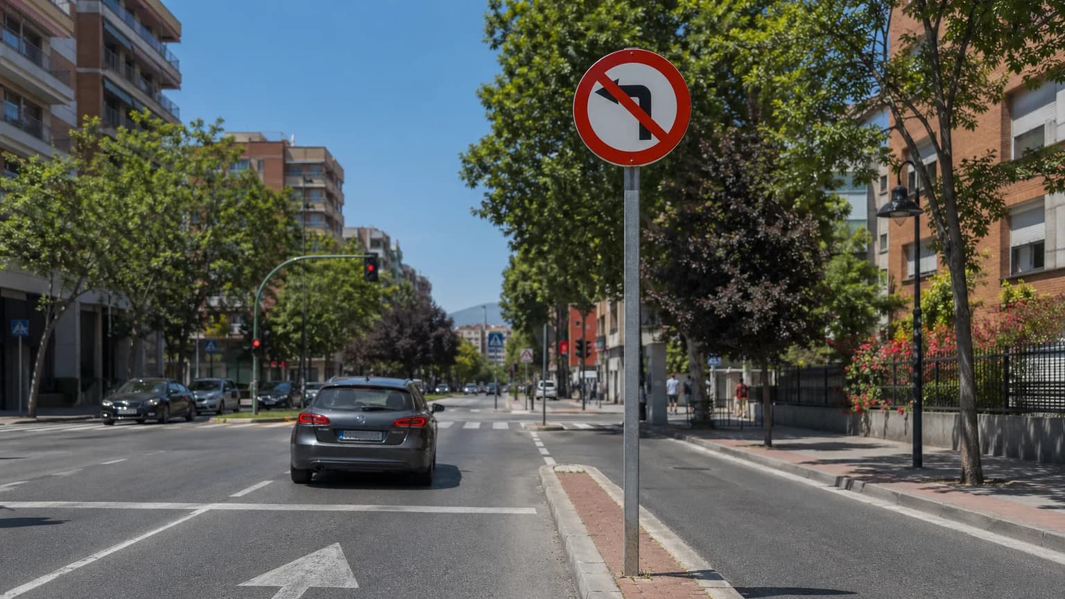 El conductor del ciclomotor está adelantando al ciclista de la fotografía, ¿qué distancia máxima puede recorrer en paralelo?