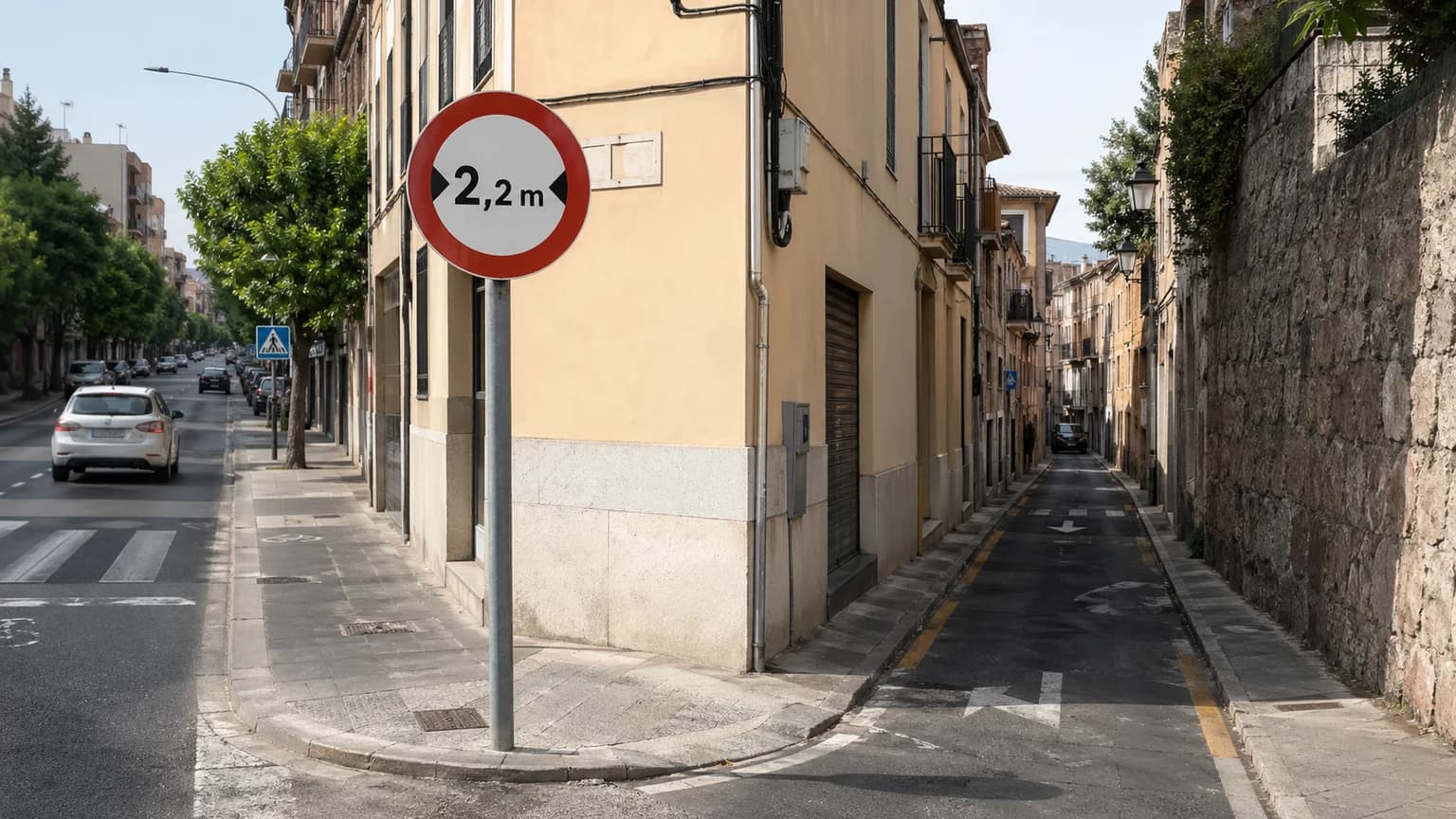 Circulando con su motocicleta, observa un conocido que circula por la acera. ¿Le está permitido utilizar las señales acústicas para saludarle?
