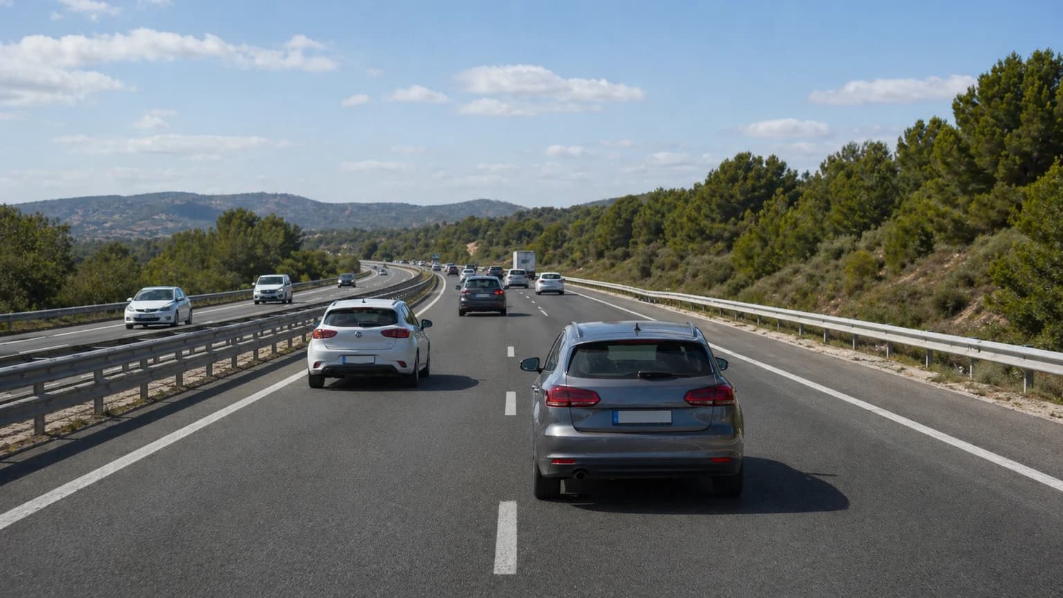 ¿Por qué lado se debe realizar el adelantamiento en autopista o autovía?