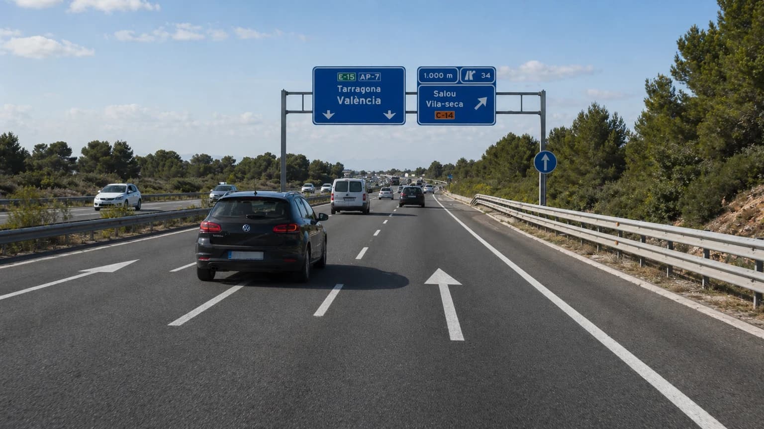 ¿Qué nos indica la flecha pintada en el carril derecho cuando circulamos por dicho carril?