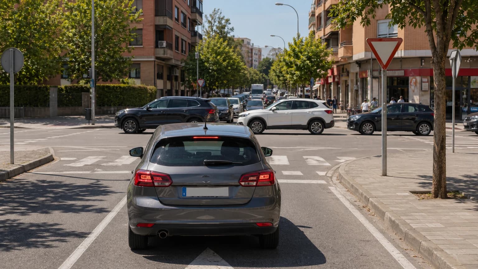 En una intersección en la que es previsible quedarse detenido ¿qué debe hacer si tiene prioridad de paso?