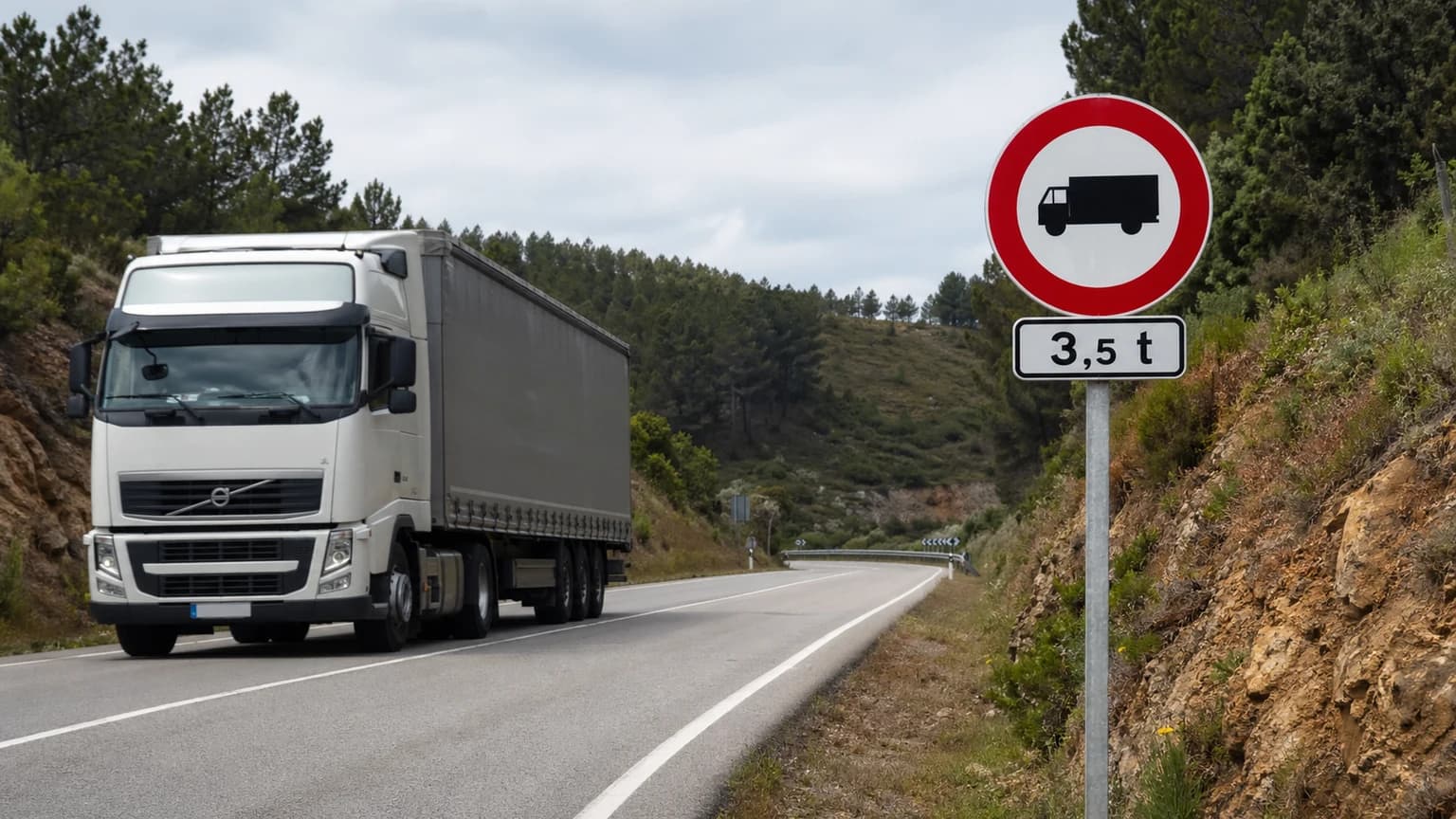 Conduciendo un camión observa una señal y debajo el panel que se observa en la fotografía. ¿Le afecta la señal?