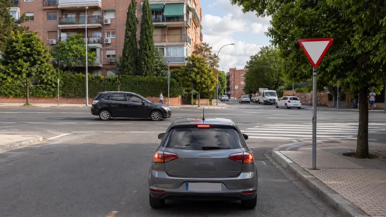 Al ver esta señal, usted sabe que se aproxima a una intersección en la que:
