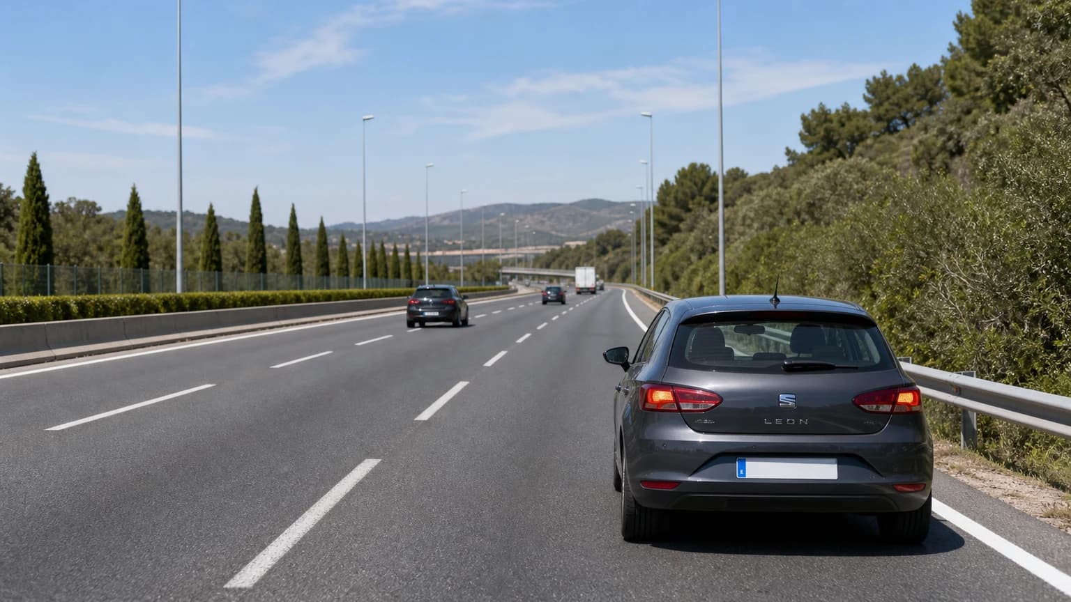 En la vía que se observa en la fotografía, ¿qué carril debe utilizar para circular, como norma general?