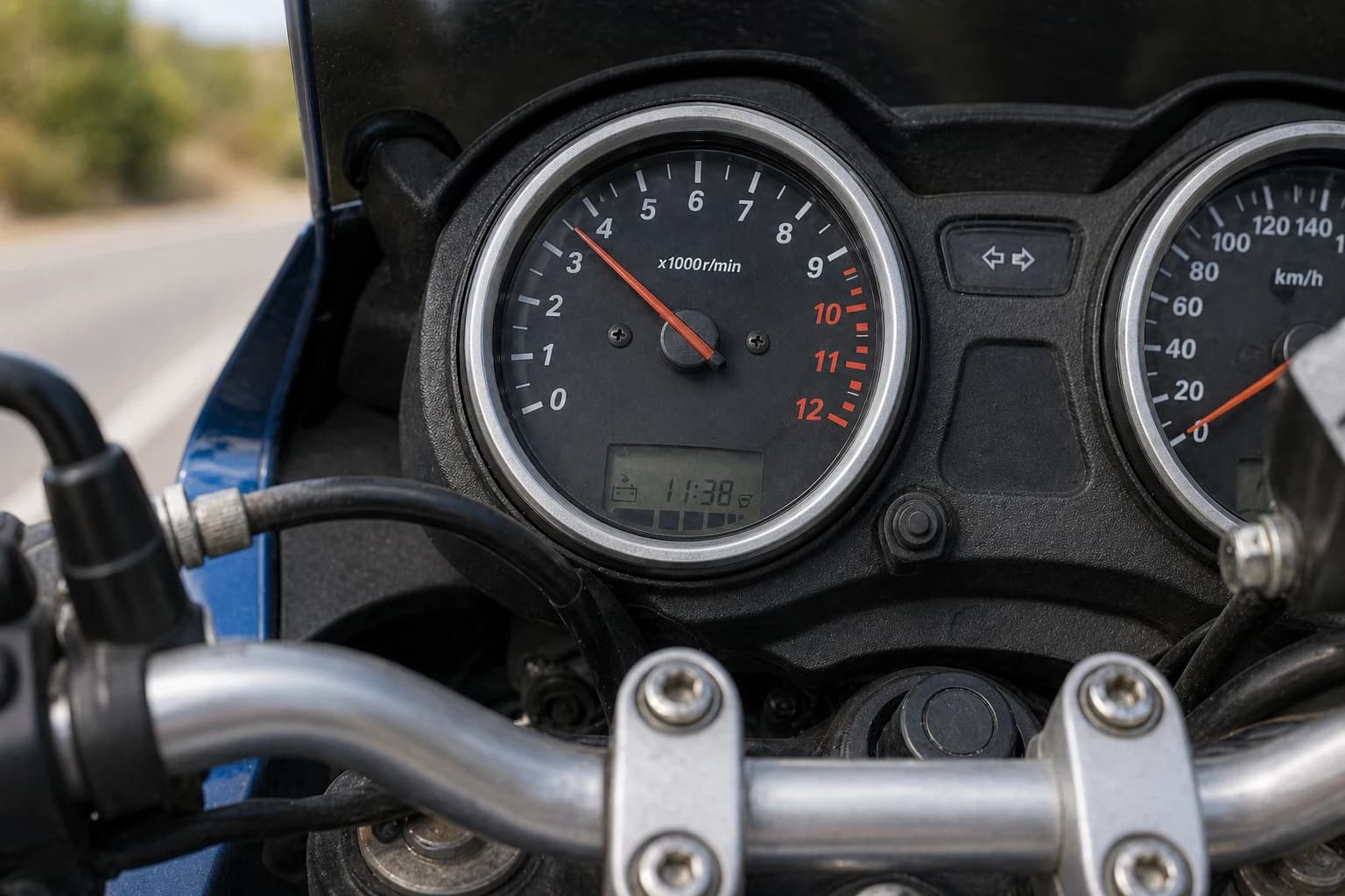 La motocicleta de la fotografía dispone de tacómetro. ¿Para qué sirve este indicador?