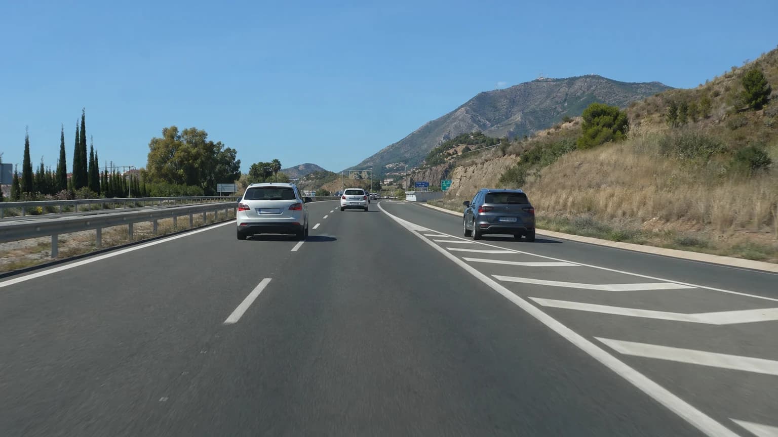 El conductor de un ciclomotor, ¿podrá circular normalmente por un carril indicado con esta señal?