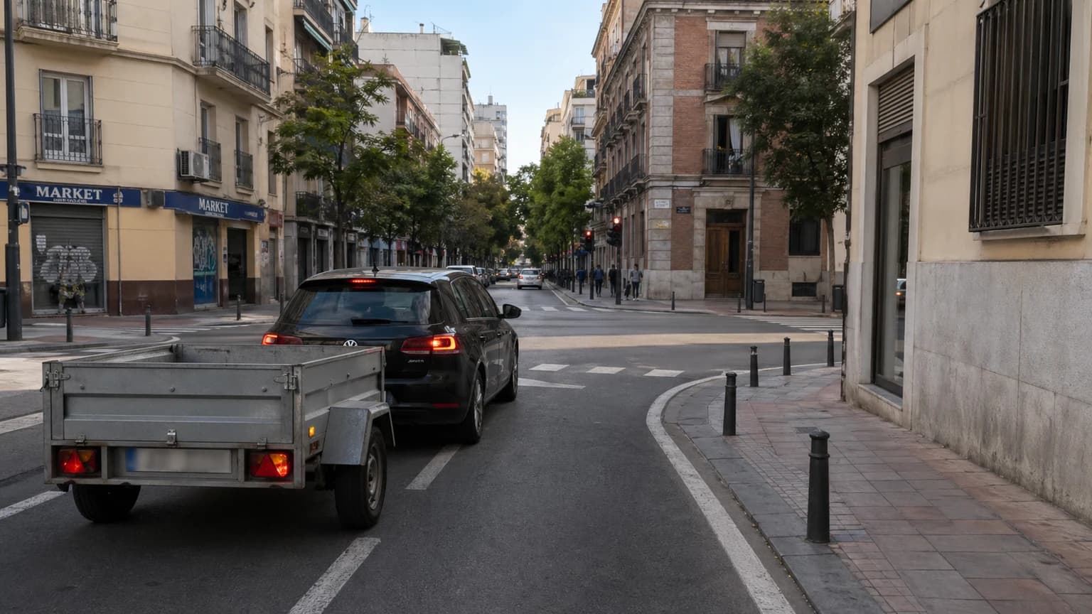 Va conduciendo un camión que arrastra un remolque y observa una señal y debajo el panel que aparece en la imagen. ¿Le afecta la señal?