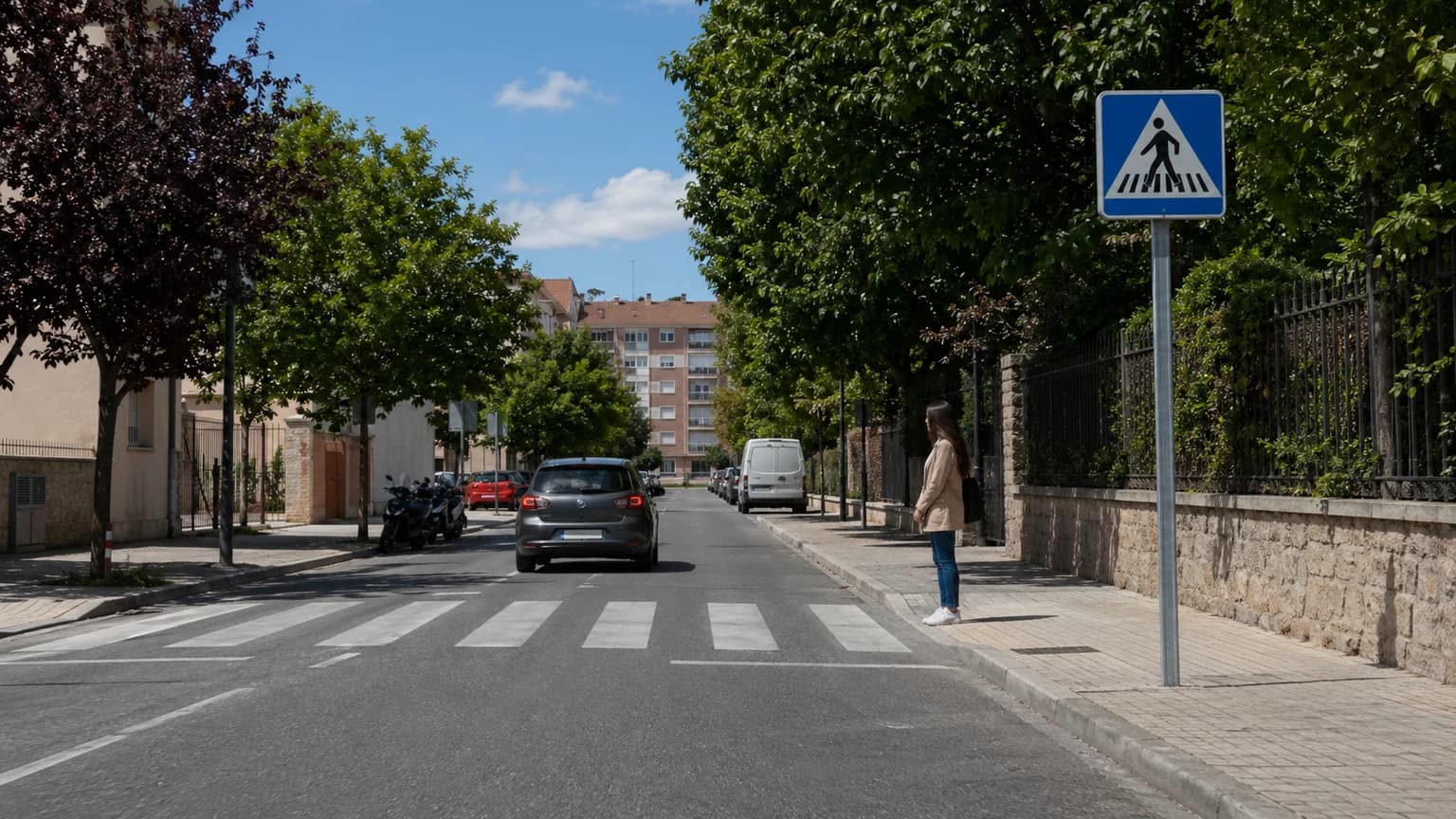 En una intersección como la de la imagen, con el semáforo en verde y una señal vertical de stop, ¿a cuál deberemos obedecer?