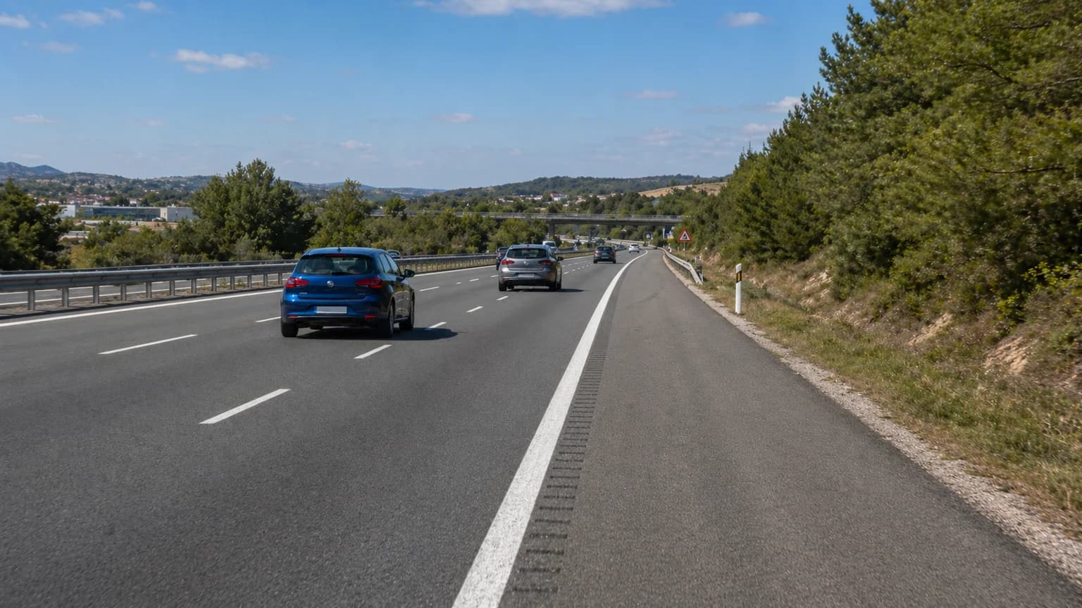 Salvo que exista señal que lo prohíba, por los arcenes de las autovías se permite circular...