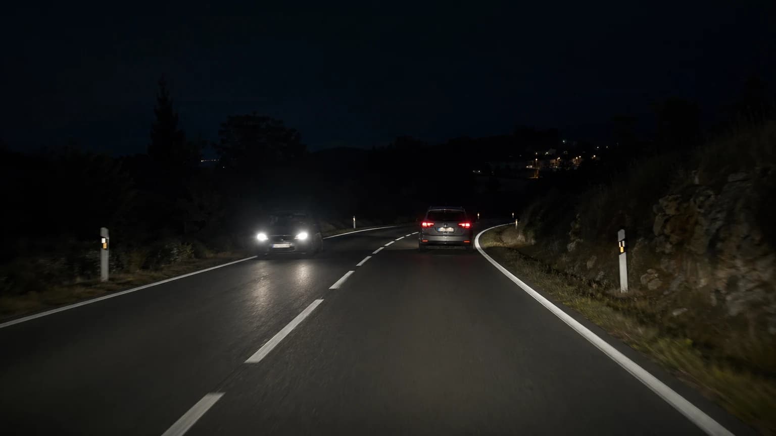 Va conduciendo un camión que arrastra un remolque y observa una señal y debajo el panel que aparece en la imagen. ¿Le afecta la señal?